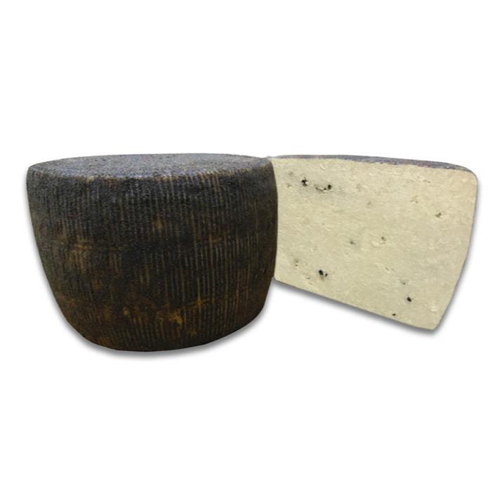 Sizilianischer schwarzer Pecorino mit Pfeffer